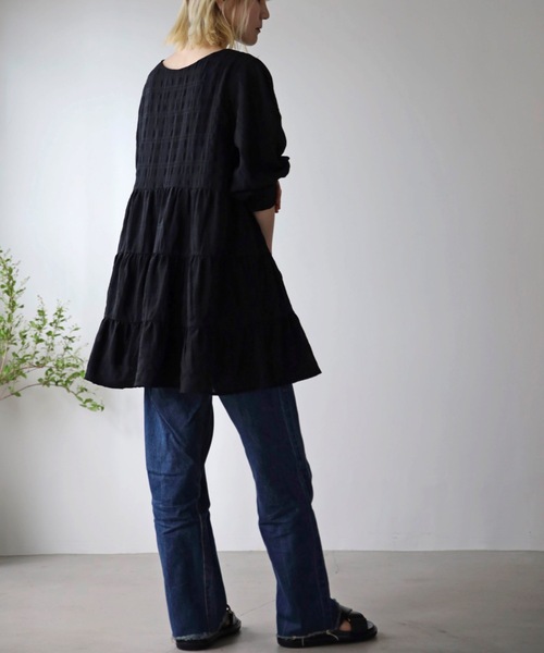 UNFIELD(アンフィールド)の「【UNFIELD】シャーリングティアードミニワンピース(チュニック・レディース・ブラック/オフホワイト・FREE)」の15枚目の写真