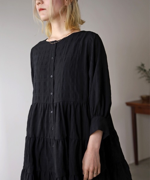 UNFIELD(アンフィールド)の「【UNFIELD】シャーリングティアードミニワンピース(チュニック・レディース・ブラック/オフホワイト・FREE)」の17枚目の写真