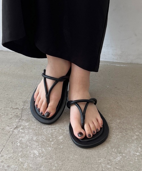 CAPRICIEUX LE'MAGE（カプリシューレマージュ）の「ツイストトングサンダル（サンダル・レディース・ブラック/アイボリー・M/L）」の3枚目の写真