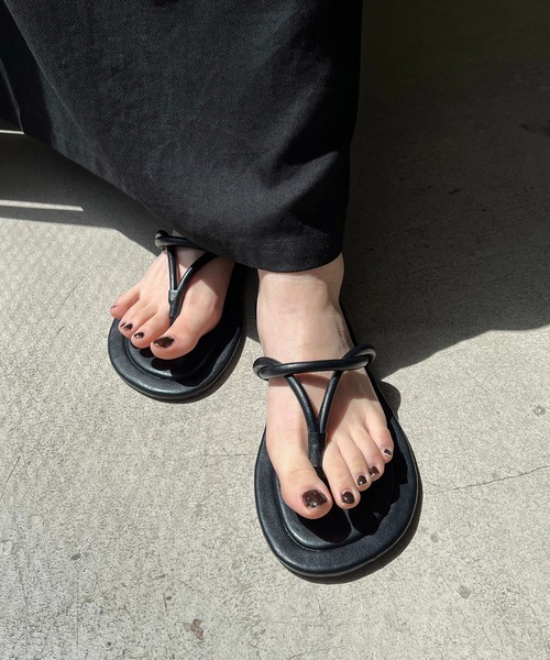 CAPRICIEUX LE'MAGE（カプリシューレマージュ）の「ツイストトングサンダル（サンダル・レディース・ブラック/アイボリー・M/L）」の4枚目の写真