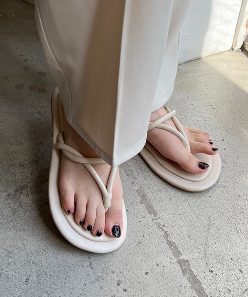 CAPRICIEUX LE'MAGE（カプリシューレマージュ）の「ツイストトングサンダル（サンダル・レディース・ブラック/アイボリー・M/L）」の7枚目の写真