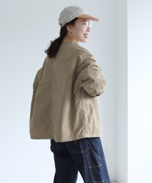 PAR ICI（パーリッシィ）の「リサイクルナイロン ノーカラージャケット (セットアップ対応)（ノーカラージャケット・レディース・ベージュ/ネイビー・FREE）」の6枚目の写真