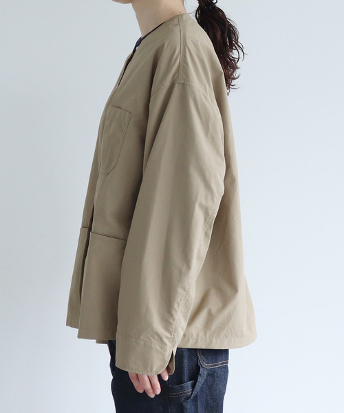 PAR ICI（パーリッシィ）の「リサイクルナイロン ノーカラージャケット (セットアップ対応)（ノーカラージャケット・レディース・ベージュ/ネイビー・FREE）」の18枚目の写真