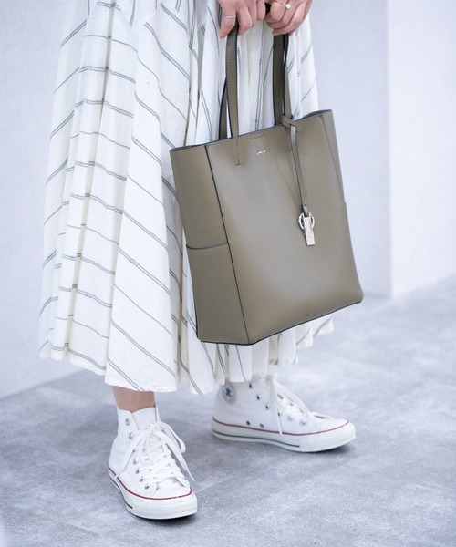 Ungrid（アングリッド）の「【Ungrid/アングリッド】【WEB限定商品】キーリングチャーム付き　ラージトートバッグ（トートバッグ・レディース・カーキ/ブラック/グレイッシュベージュ/キャメル/ブルー系その他/アイボリー/ベージュ/オリーブ/ダークブラウン/ライトブルー/ホワイト・FREE）」の8枚目の写真