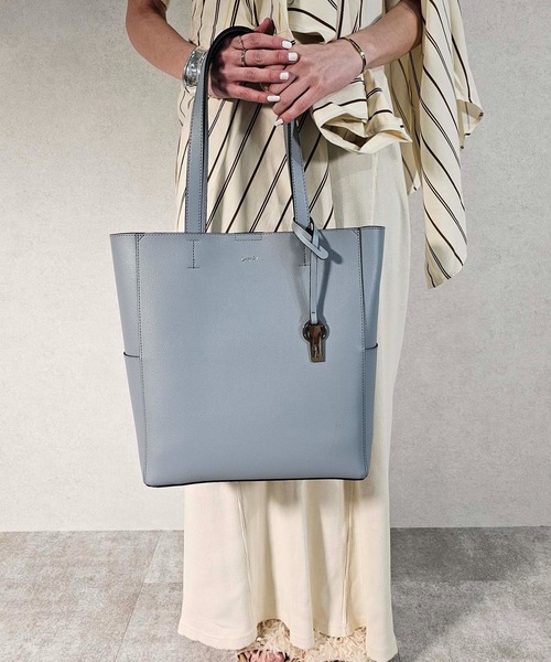 Ungrid（アングリッド）の「【Ungrid/アングリッド】【WEB限定商品】キーリングチャーム付き　ラージトートバッグ（トートバッグ・レディース・カーキ/ブラック/グレイッシュベージュ/キャメル/ブルー系その他/アイボリー/ベージュ/オリーブ/ダークブラウン/ライトブルー/ホワイト・FREE）」の9枚目の写真