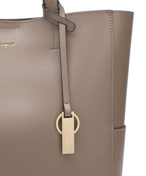 Ungrid（アングリッド）の「【Ungrid/アングリッド】【WEB限定商品】キーリングチャーム付き　ラージトートバッグ（トートバッグ・レディース・カーキ/ブラック/グレイッシュベージュ/キャメル/ブルー系その他/アイボリー/ベージュ/オリーブ/ダークブラウン/ライトブルー/ホワイト・FREE）」の17枚目の写真