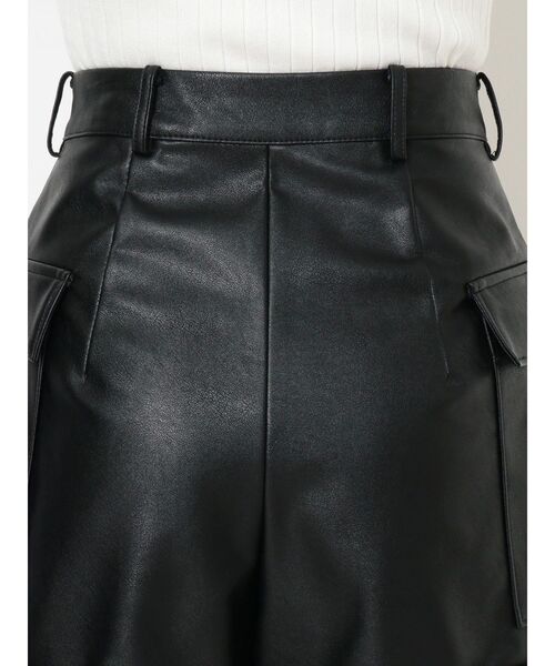 EVRIS（エヴリス）の「フェイクレザーサイドポケットショートパンツ（その他パンツ・レディース・グリーン/ブラック/ホワイト・MEDIUM/SMALL）」の16枚目の写真