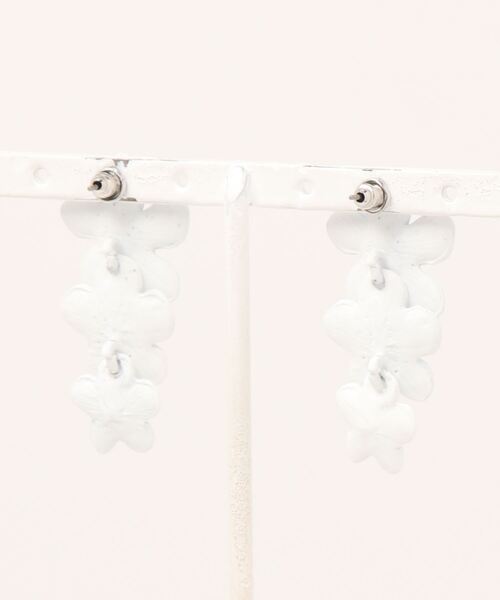 TONE SELECT GOODS(トーンセレクトグッズ)の「【float】カラフル フラワー 3連 ゆらゆら ピアス(ピアス(両耳用)・レディース・ホワイト/ロイヤルブルー/ライトイエロー/コーラルピンク/バーガンディー・FREE)」の6枚目の写真