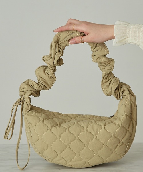 paravion(パラビオン)の「【トレンドのドロストデザイン】【長さの調整可能】ソフトキルトショルダーバッグ(ショルダーバッグ・レディース・ベージュ/アイボリー/ブラック・FREE)」の1枚目の写真