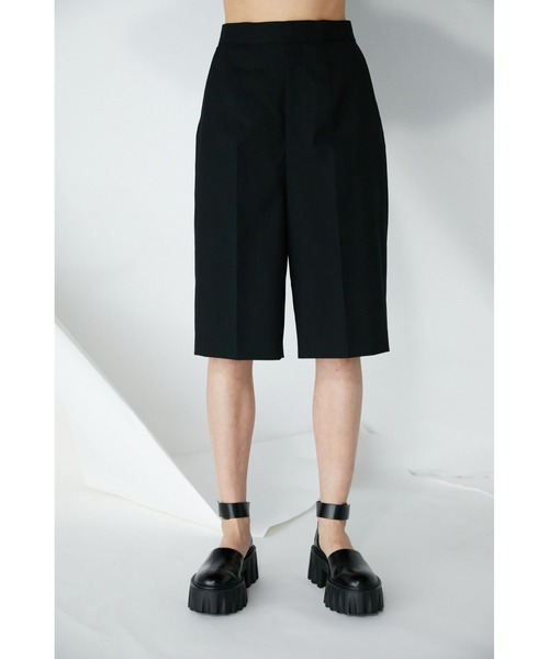 ENFOLD（エンフォルド）の「HighTwist Weave ハーフトラウザー（その他パンツ・レディース・ブラック/オフホワイト・36/38）」の2枚目の写真