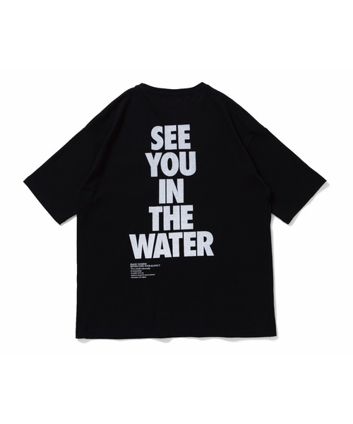MAGIC NUMBER（マジック ナンバー）の「【MAGIC NUMBER】SEE YOU IN THE WATER S/S TEE-SHIRT（Tシャツ/カットソー・メンズ・ホワイト×ブラック/ホワイト×グレー/ホワイト×パープル/ホワイト×レッド/ブラック×ホワイト・LARGE/X-LARGE/MEDIUM）」の2枚目の写真