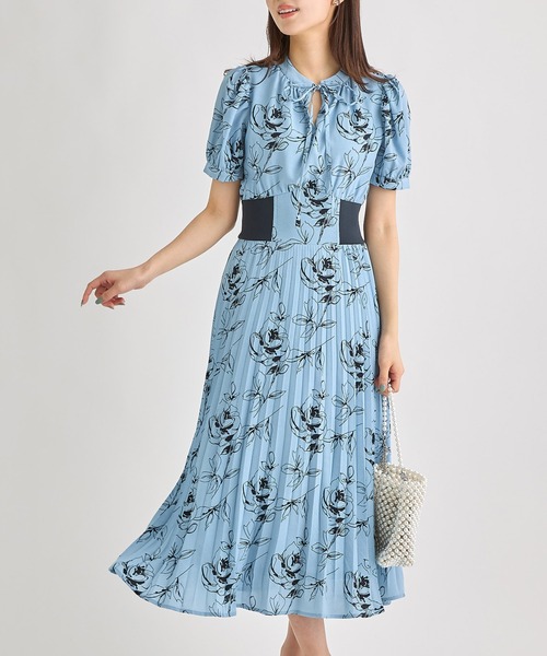 tocco closet(トッコ クローゼット)の「リボン付きウエストリブ切替フラワープリントプリーツワンピース(ワンピース・レディース・ホワイト/サックスブルー・M)」の1枚目の写真