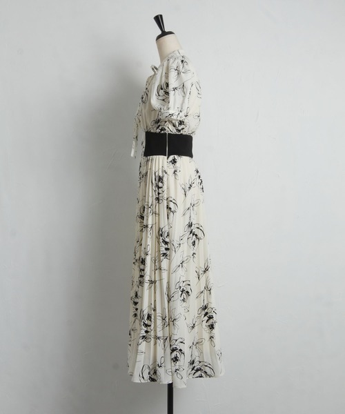 tocco closet(トッコ クローゼット)の「リボン付きウエストリブ切替フラワープリントプリーツワンピース(ワンピース・レディース・ホワイト/サックスブルー・M)」の16枚目の写真
