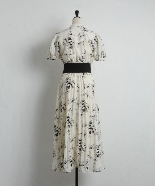 tocco closet(トッコ クローゼット)の「リボン付きウエストリブ切替フラワープリントプリーツワンピース(ワンピース・レディース・ホワイト/サックスブルー・M)」の13枚目の写真