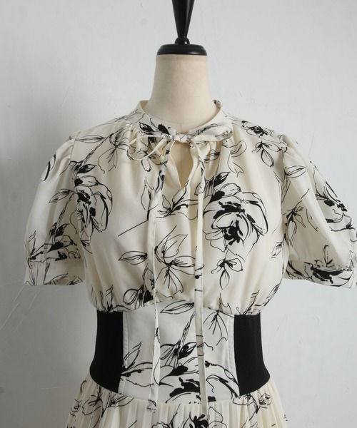 tocco closet(トッコ クローゼット)の「リボン付きウエストリブ切替フラワープリントプリーツワンピース(ワンピース・レディース・ホワイト/サックスブルー・M)」の5枚目の写真