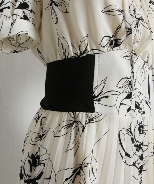 tocco closet(トッコ クローゼット)の「リボン付きウエストリブ切替フラワープリントプリーツワンピース(ワンピース・レディース・ホワイト/サックスブルー・M)」の14枚目の写真