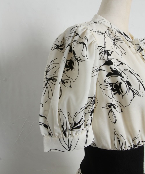tocco closet(トッコ クローゼット)の「リボン付きウエストリブ切替フラワープリントプリーツワンピース(ワンピース・レディース・ホワイト/サックスブルー・M)」の11枚目の写真