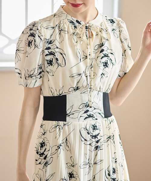 tocco closet(トッコ クローゼット)の「リボン付きウエストリブ切替フラワープリントプリーツワンピース(ワンピース・レディース・ホワイト/サックスブルー・M)」の6枚目の写真