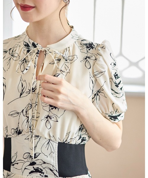 tocco closet(トッコ クローゼット)の「リボン付きウエストリブ切替フラワープリントプリーツワンピース(ワンピース・レディース・ホワイト/サックスブルー・M)」の20枚目の写真