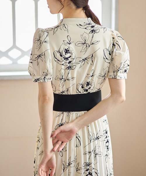 tocco closet(トッコ クローゼット)の「リボン付きウエストリブ切替フラワープリントプリーツワンピース(ワンピース・レディース・ホワイト/サックスブルー・M)」の12枚目の写真