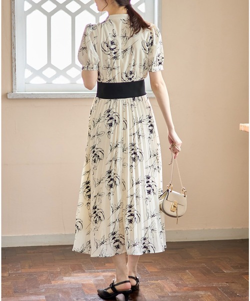 tocco closet(トッコ クローゼット)の「リボン付きウエストリブ切替フラワープリントプリーツワンピース(ワンピース・レディース・ホワイト/サックスブルー・M)」の15枚目の写真
