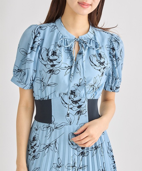 tocco closet(トッコ クローゼット)の「リボン付きウエストリブ切替フラワープリントプリーツワンピース(ワンピース・レディース・ホワイト/サックスブルー・M)」の4枚目の写真