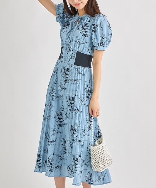 tocco closet(トッコ クローゼット)の「リボン付きウエストリブ切替フラワープリントプリーツワンピース(ワンピース・レディース・ホワイト/サックスブルー・M)」の7枚目の写真