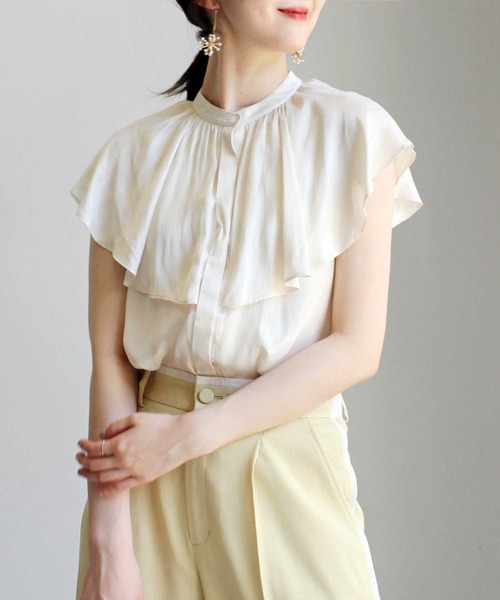 Jines(ジネス)の「割繊サテン ケープカラーブラウス(シャツ/ブラウス・レディース・ベージュ/レッド/カーキ・38)」の2枚目の写真