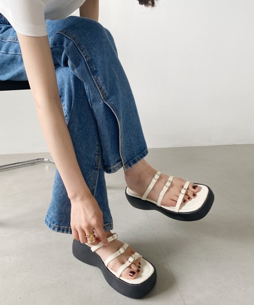 wears(ウェアーズ)の「ストラップ厚底サンダル(サンダル・レディース・アイボリー/ブラック/シルバー・M/L)」の4枚目の写真