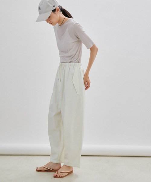 SALON adam et rope'（サロン アダム エ ロペ）の「【洗える・撥水加工・花粉ガード付き】コットンナイロンドロストパンツ/バレルパンツ（カーゴパンツ・レディース・オフホワイト/ブラック・FREE）」の3枚目の写真