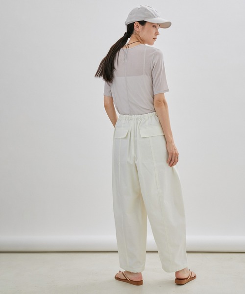 SALON adam et rope'（サロン アダム エ ロペ）の「【洗える・撥水加工・花粉ガード付き】コットンナイロンドロストパンツ/バレルパンツ（カーゴパンツ・レディース・オフホワイト/ブラック・FREE）」の5枚目の写真