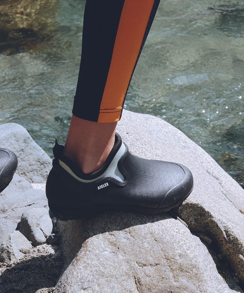 AIGLE(エーグル)の「全天候対応 防水 レスフォープラス2 アンクルシューズ /アンクルブーツ(レインシューズ・レディース・ブラック系その他/ブルー系その他/ブラック/ダークブルー・37/36/39/38/35)」の2枚目の写真