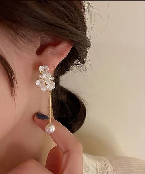 LA VORAGINE(ラ ヴォラジネ)の「パールフラワーピアス(ピアス(両耳用)・レディース・ホワイト・FREE)」の3枚目の写真