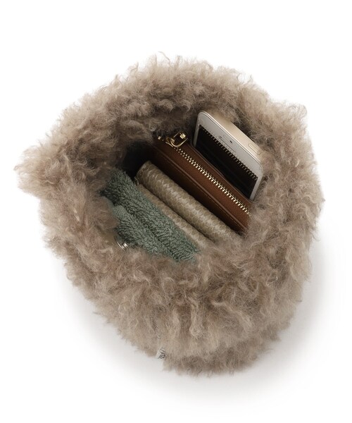 OPAQUE.CLIP（オペークドットクリップ）の「◆【2WAY】ラム風フェイクファーミニショルダーバッグ（ショルダーバッグ・レディース・チャコールグレー/ブラウン系/オフホワイト・00）」の14枚目の写真