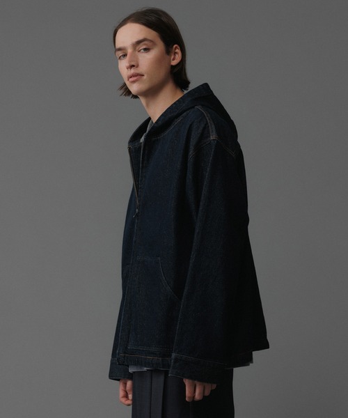 ADAM ET ROPE'(アダムエロペ)の「【コットンUSA】ルーズシルエット デニム フード ブルゾン / セットアップ対応 / UNISEX(デニムジャケット・メンズ・ネイビー/ブラック系その他・L/M)」の2枚目の写真