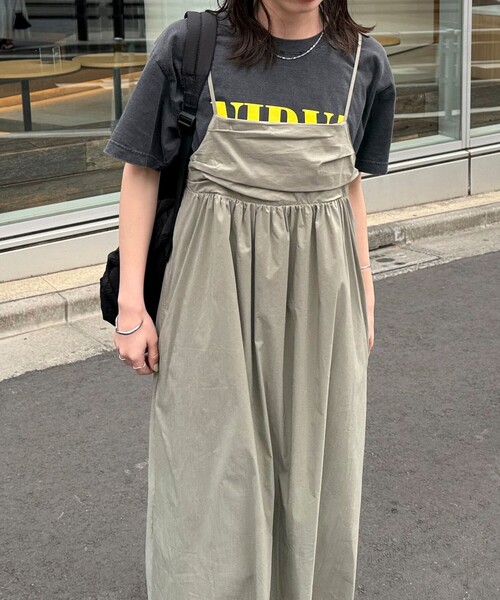 fredy emue（フレディエミュ）の「タックデザインギャザーキャミワンピース（ワンピース・レディース・ブラック/カーキ・38）」の2枚目の写真
