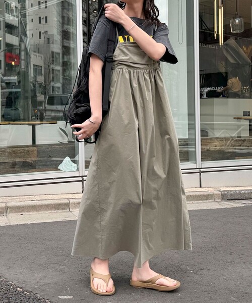 fredy emue（フレディエミュ）の「タックデザインギャザーキャミワンピース（ワンピース・レディース・ブラック/カーキ・38）」の4枚目の写真