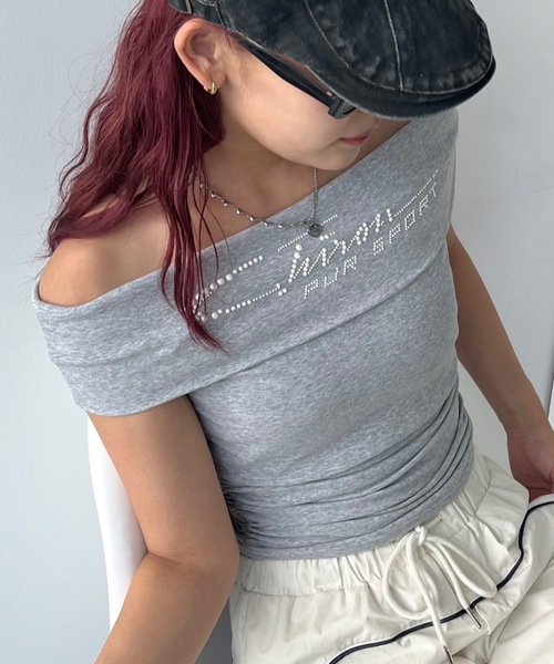 SHAGGIE(シャギー)の「スタッズロゴ付きオフショルトップス(Tシャツ/カットソー・レディース・グレー/ブラック/ホワイト・FREE)」の3枚目の写真