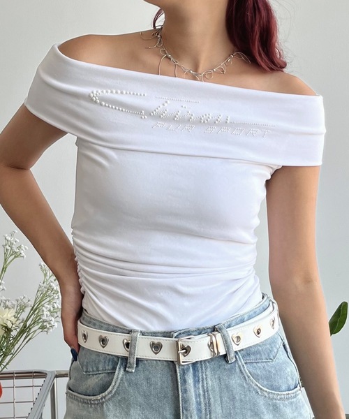 SHAGGIE(シャギー)の「スタッズロゴ付きオフショルトップス(Tシャツ/カットソー・レディース・グレー/ブラック/ホワイト・FREE)」の4枚目の写真