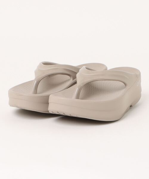 ROPE' PICNIC(ロペピクニック)の「【OOFOS/ウーフォス】OOmega【公式サイト限定】(サンダル・レディース・ブラック/ベージュ系その他2・23.0cm/24.0cm)」の2枚目の写真