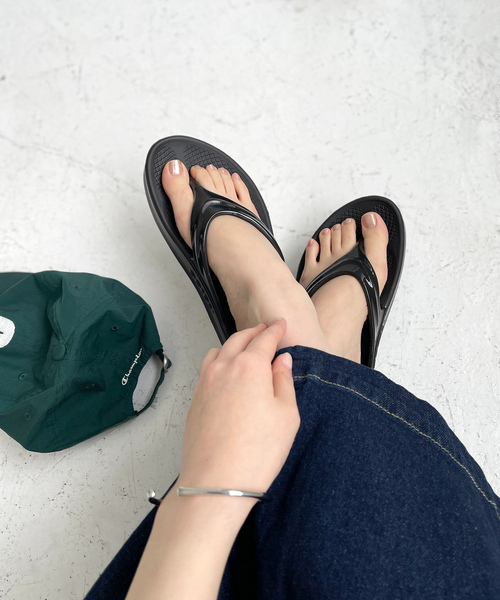 ROPE' PICNIC(ロペピクニック)の「【OOFOS/ウーフォス】OOmega【公式サイト限定】(サンダル・レディース・ブラック/ベージュ系その他2・23.0cm/24.0cm)」の1枚目の写真