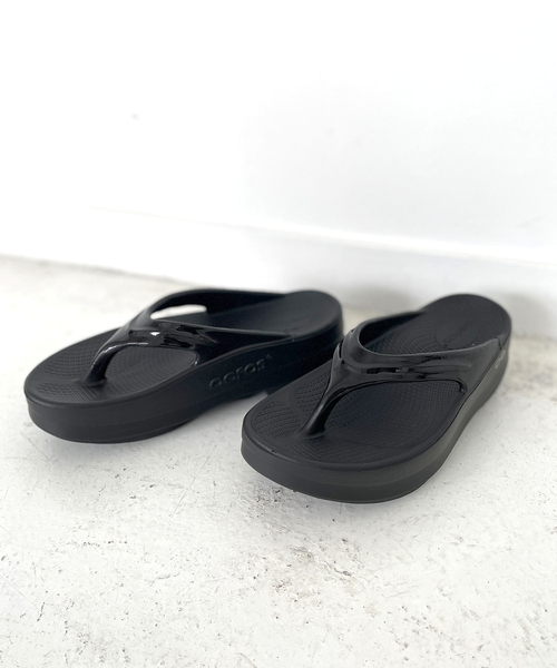 ROPE' PICNIC(ロペピクニック)の「【OOFOS/ウーフォス】OOmega【公式サイト限定】(サンダル・レディース・ブラック/ベージュ系その他2・23.0cm/24.0cm)」の4枚目の写真