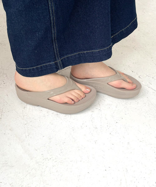 ROPE' PICNIC(ロペピクニック)の「【OOFOS/ウーフォス】OOmega【公式サイト限定】(サンダル・レディース・ブラック/ベージュ系その他2・23.0cm/24.0cm)」の5枚目の写真