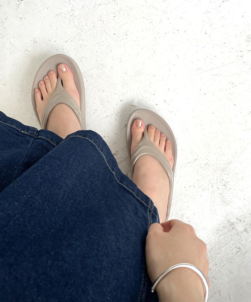 ROPE' PICNIC(ロペピクニック)の「【OOFOS/ウーフォス】OOmega【公式サイト限定】(サンダル・レディース・ブラック/ベージュ系その他2・23.0cm/24.0cm)」の6枚目の写真