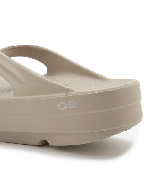 ROPE' PICNIC(ロペピクニック)の「【OOFOS/ウーフォス】OOmega【公式サイト限定】(サンダル・レディース・ブラック/ベージュ系その他2・23.0cm/24.0cm)」の17枚目の写真