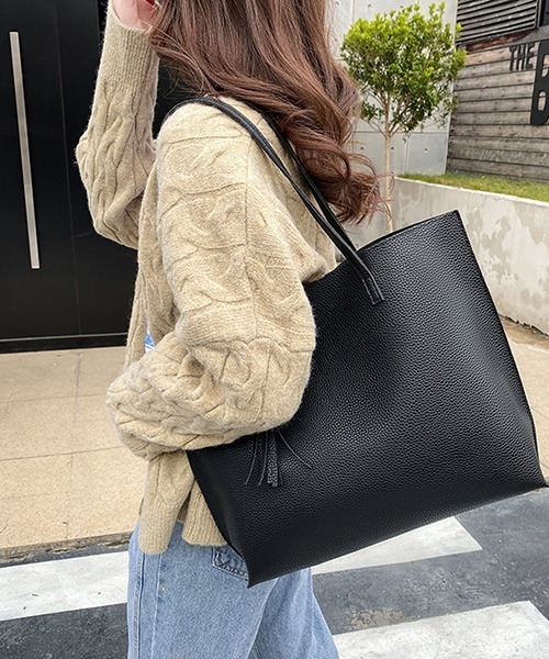 IINNO(イーノ)の「【IINNO/イイノ】タッセル付きシンプルトートバッグ(トートバッグ・レディース・ブラック/ライトピンク/ブルー/ライトグレー/ブラウン/レッド/ブロンズ・FREE)」の9枚目の写真