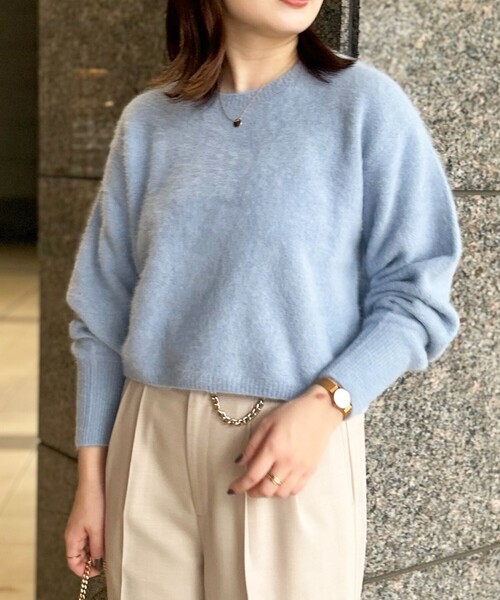 NOLLEY’S Sophi（ノーリーズソフィ）の「ヘアリーショート丈クルーネックプルオーバーニット（ニット/セーター・レディース・グレー/グレイッシュベージュ/サックスブルー・38）」の3枚目の写真