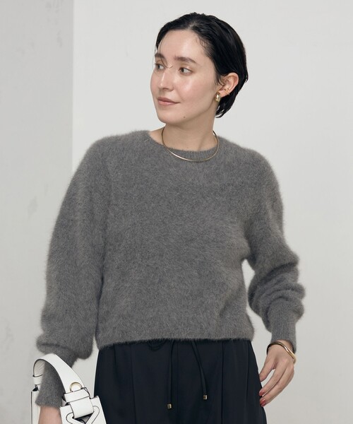 NOLLEY’S Sophi（ノーリーズソフィ）の「ヘアリーショート丈クルーネックプルオーバーニット（ニット/セーター・レディース・グレー/グレイッシュベージュ/サックスブルー・38）」の16枚目の写真