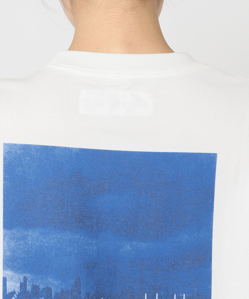 JANE SMITH / JOHN SMITH(ジェーンスミスジョンスミス)の「JANE SMITH/ジェーンスミス 別注 TIM BARBER BRIDGE BLUE Tシャツ(Tシャツ/カットソー・レディース・ホワイト・FREE)」の6枚目の写真