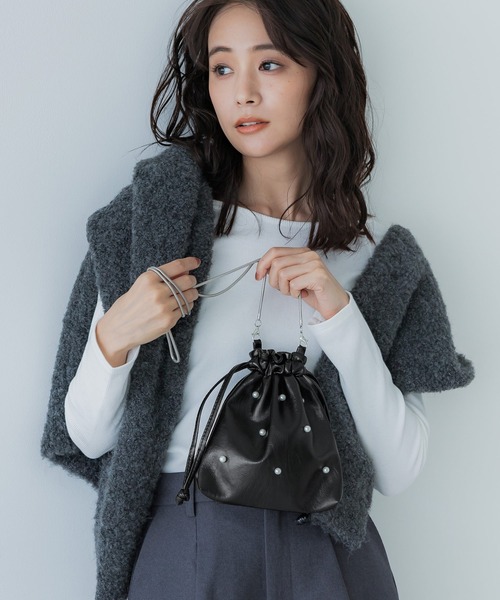 coca（coca）（コカ）の「パール付き 巾着 チェーンバッグ（ショルダーバッグ・レディース・ブラック・ONE SIZE）」の2枚目の写真